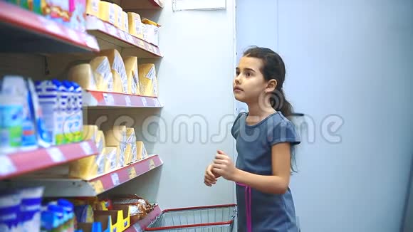 在杂货店买数字平板电脑的小女孩在网上购买奶酪产品生活方式中的小女孩视频的预览图