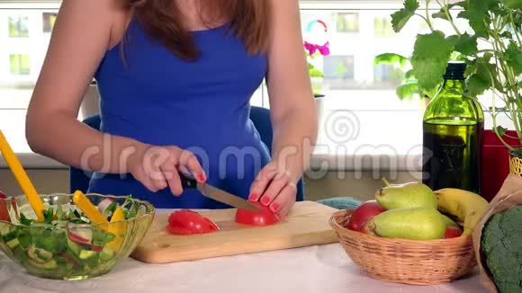 怀孕少女用番茄蔬菜做沙拉视频的预览图