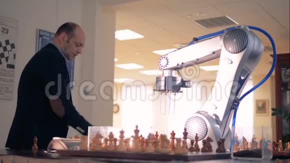 创新游戏模拟器机器人与人类下棋未来的机器人概念视频的预览图