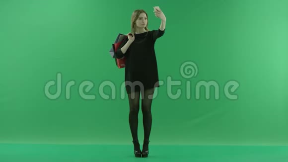 适合年轻女性用购物袋自拍彩色钥匙绿色背景视频的预览图
