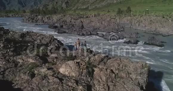 空中飞行游客的家人旅行者站在山河上方的悬崖边上有子女的父母视频的预览图