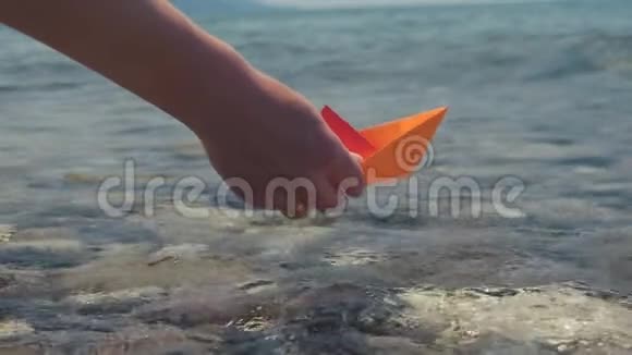 一艘纸船漂浮在海浪上美波背景涟漪旅行的概念折纸纸视频的预览图