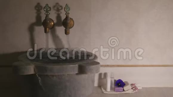 水从水龙头和马贝尔碗在土耳其浴缸中流动视频的预览图