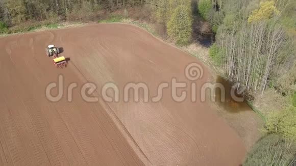 拖拉机在早春农田播种空中视频的预览图