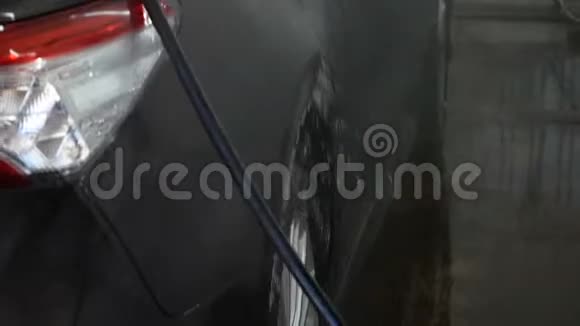 一名男子在高压水下洗车视频的预览图