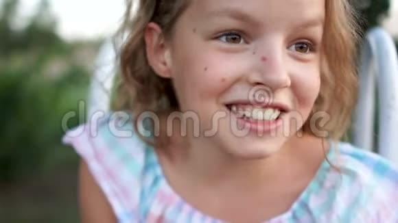 可爱的女学生嘴里笑着一个美丽的女孩一幅亲密的夏天肖像健康的生活方式暑假视频的预览图