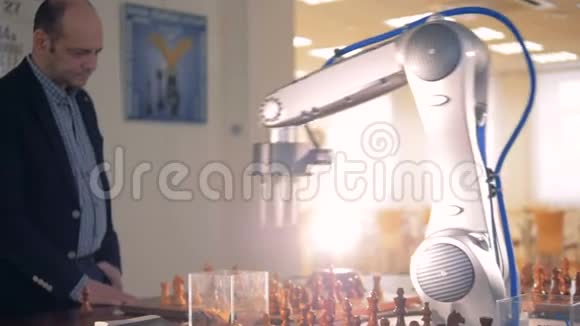 机器人手臂与专业棋手下棋视频的预览图
