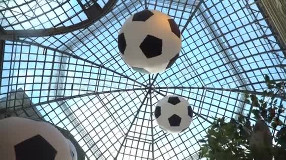 中庭悬挂装饰足球视频的预览图