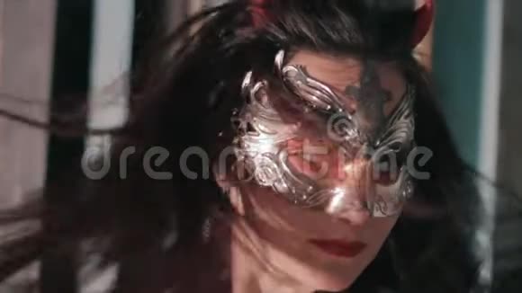 在派对上戴着威尼斯化装嘉年华面具的女人假日化妆及配件视频的预览图