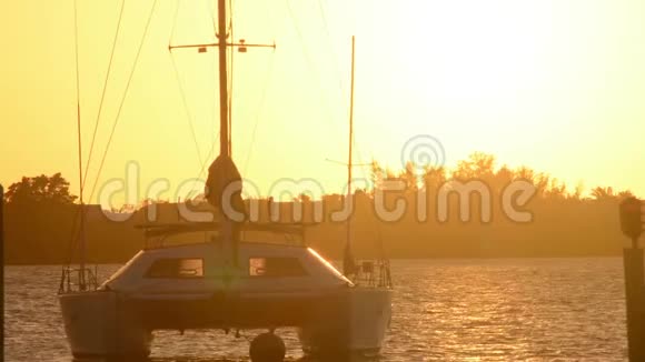金色的夕阳在水面上前景是帆船视频的预览图