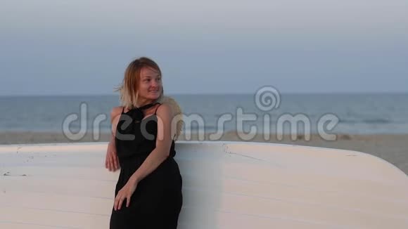 日落时分在海滩上慢镜头微笑的幸福女人的肖像视频的预览图