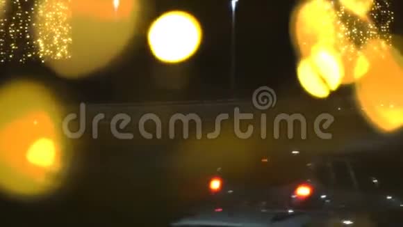 夜晚的交通车灯使得圣诞节的背景变得更好新年视频的预览图