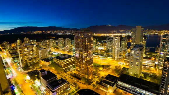 加拿大不列颠哥伦比亚省温哥华市超高清交通灯在蓝时4096x2304的超长曝光时间视频的预览图