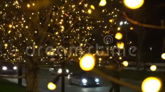 夜晚的交通车灯使得圣诞节的背景变得更好新年视频的预览图