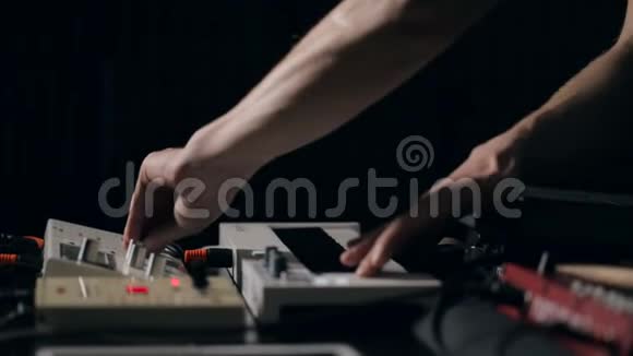 音乐家演奏琴键和鼓电垫视频的预览图