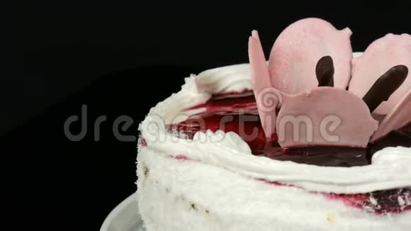 漂亮时尚的甜新鲜的白色蛋糕上面装饰有樱桃酱上面有奶油和椰子片视频的预览图