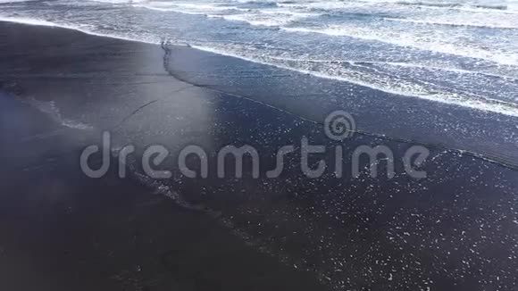 无人机俯瞰大西洋海浪冲刷冰岛沙滩视频的预览图
