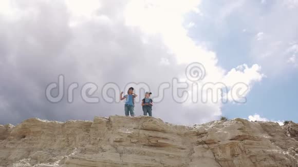 孩子们站在山崖边欣赏美丽的景色视频的预览图