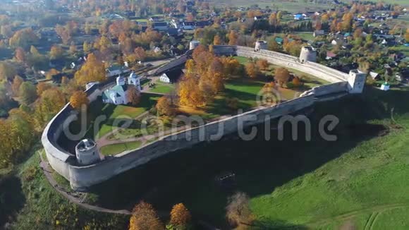 老伊兹波斯克要塞十月天航拍视频俄罗斯普斯科夫地区视频的预览图