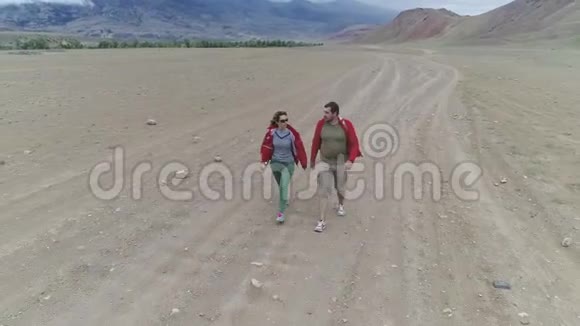 旅行者沿着沙漠山谷行走视频的预览图