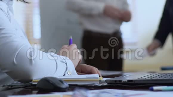 女秘书准备好写在笔记本上等待老板的指示视频的预览图
