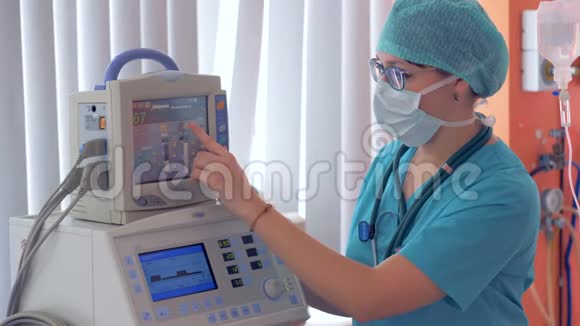 女医生设置医疗设备视频的预览图