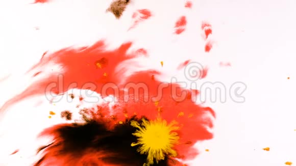 黄色水彩颜料滴在湿纸片上迷幻的抽象喷在纸上视频的预览图