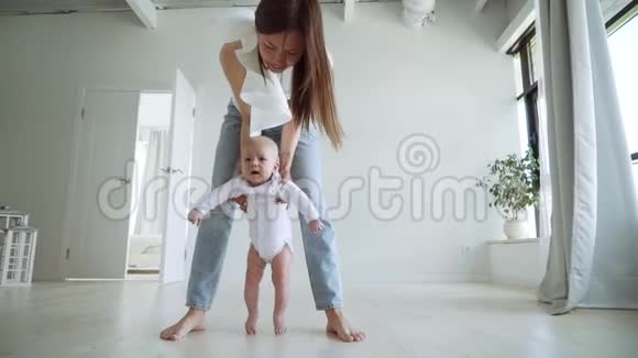 年轻的妈妈教儿子手拉手走路视频的预览图