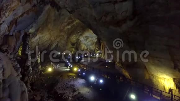旅游桥至大型溶洞深度的运动视频的预览图