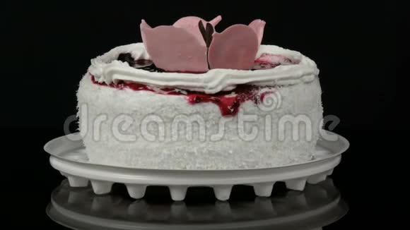 漂亮时尚的甜新鲜的白色蛋糕上面装饰有樱桃酱上面有奶油和椰子片视频的预览图