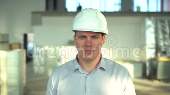 头盔男工程师的肖像慢动作领班在建筑现场检查时双臂折叠空气传导器视频的预览图
