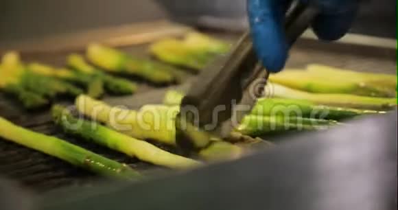 烤盘上的绿芦笋视频的预览图
