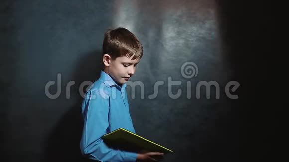 小男孩从事平板电脑网络互联网业务年轻的金发欧洲商人小男孩在视频的预览图