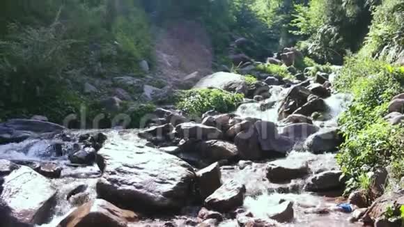美丽的水落在阳光中水在喀汗的岩石中奔腾视频的预览图