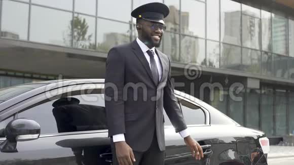 出租车司机礼貌地打开车门邀请客户坐下视频的预览图