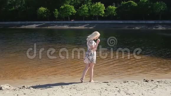 穿短裙的美女在河边散步的慢动作视频视频的预览图