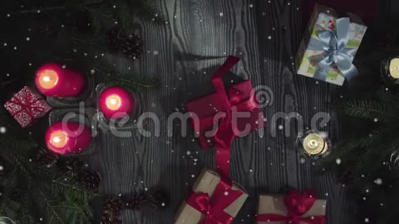 动画邦妮安内法文新年快乐白色字母红色蜡烛和礼物视频的预览图