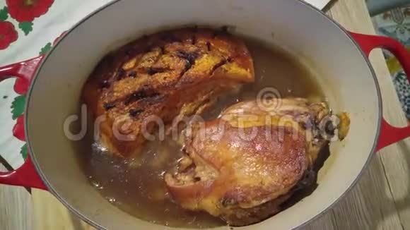 铸铁锅中的猪肉和兔肉视频的预览图