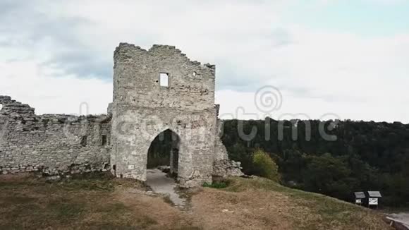 古堡城堡的废墟4飞机视频的预览图
