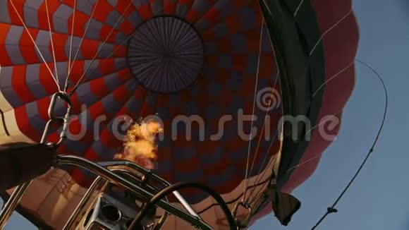 热空气燃烧到气球上在飞行期间视频的预览图