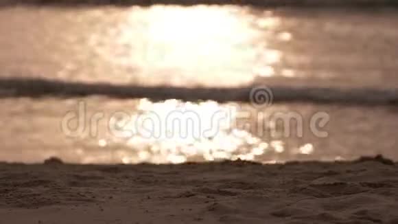 日落时分蓝色海面上的波浪视频的预览图