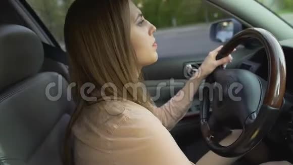 成功的商务女性驾驶汽车匆忙开会运输视频的预览图