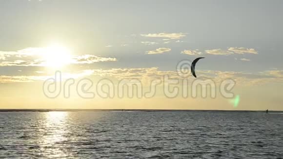 日落时风筝冲浪者的剪影海上的风筝黑山海岸和亚得里亚海体育和娱乐阿达博亚纳视频的预览图