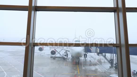 旅客到窗口看机场的飞机视频的预览图