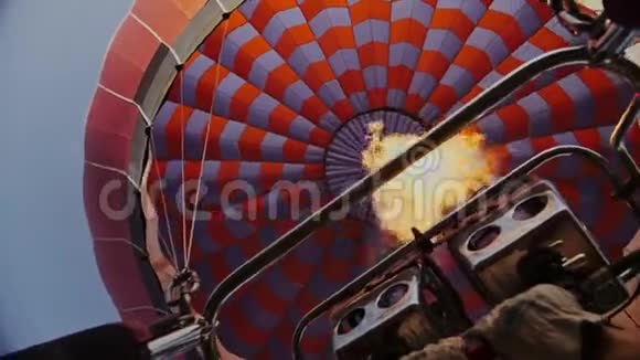 热空气燃烧到气球上在飞行期间视频的预览图