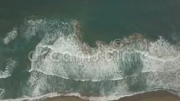 沙质海岸线长海浪和风暴海视频的预览图