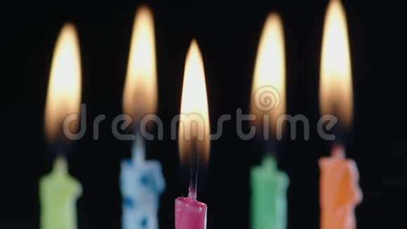 在黑色背景下吹出生日蛋糕蜡烛视频的预览图
