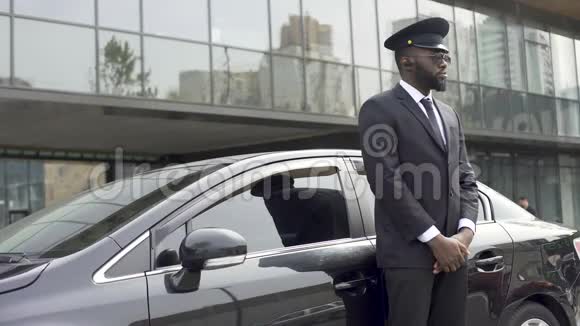 豪华出租车司机等着他的重要人物准备出发视频的预览图