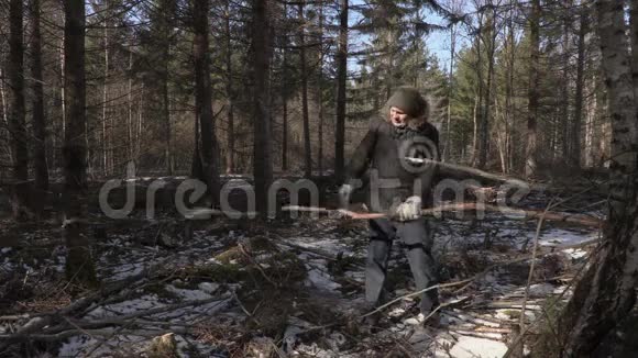 徒步旅行者在森林里用砍刀视频的预览图