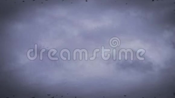 深灰色多云的云层正在穿过天空视频的预览图